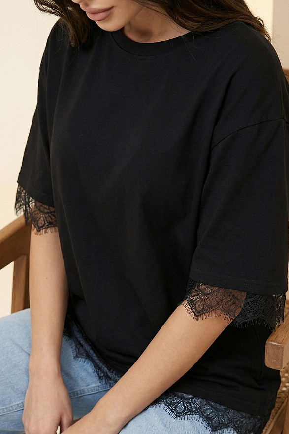 Чорна вільна футболка з мереживом та широкими рукавами