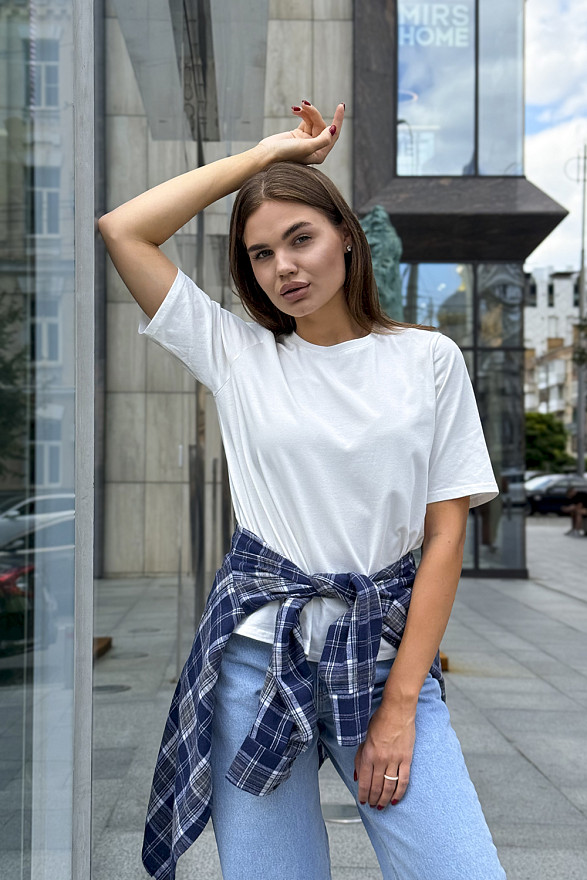 Біла базова футболка з круглою горловиною