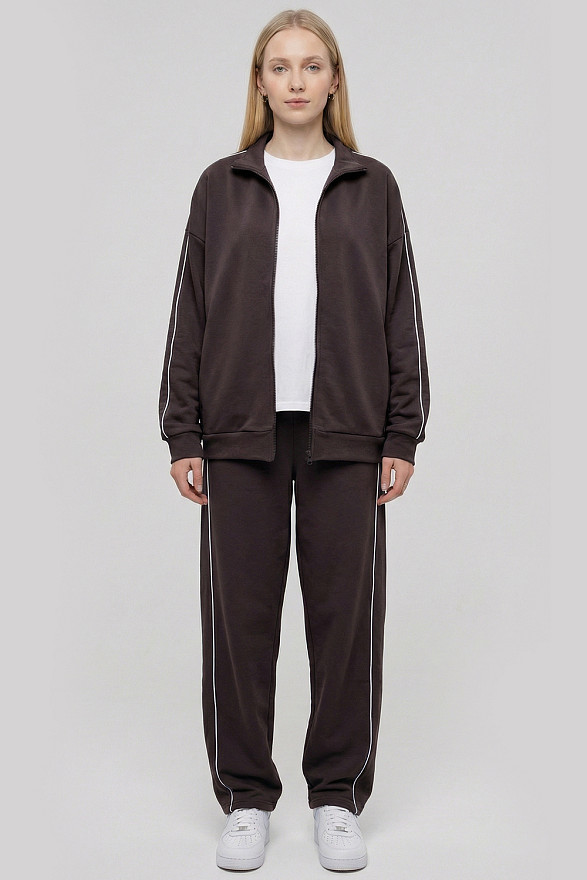 Шоколадний костюм з контрастними лампасами