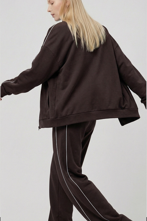 Шоколадний костюм з контрастними лампасами