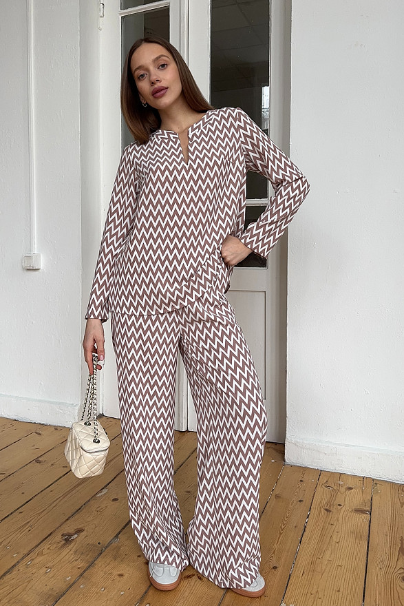 Mocha-colored trouser suit with slits and a shaped neckline