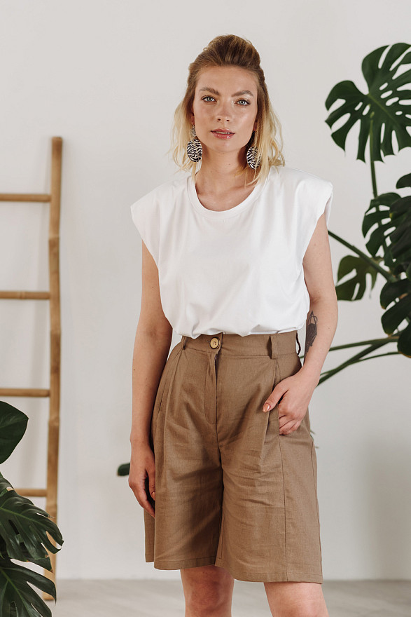 White T-shirt with shoulders