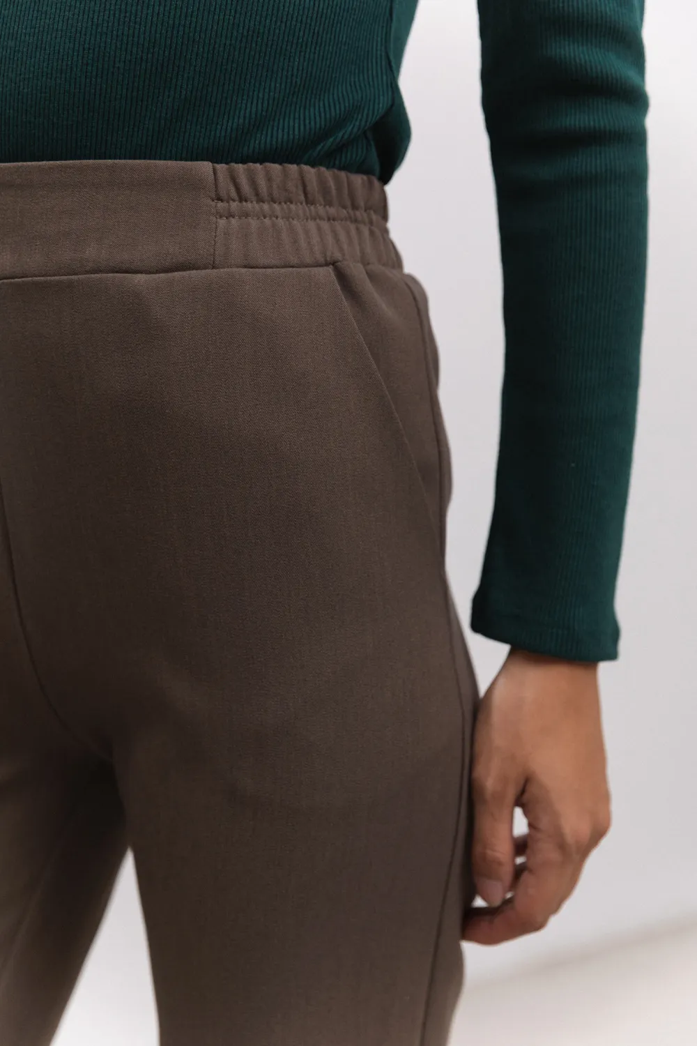 Trousers with pockets in Hazelnut color