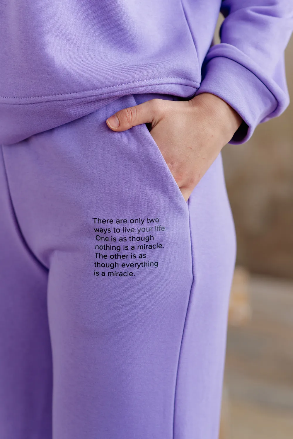 Лілові спортивні штани прямого крою