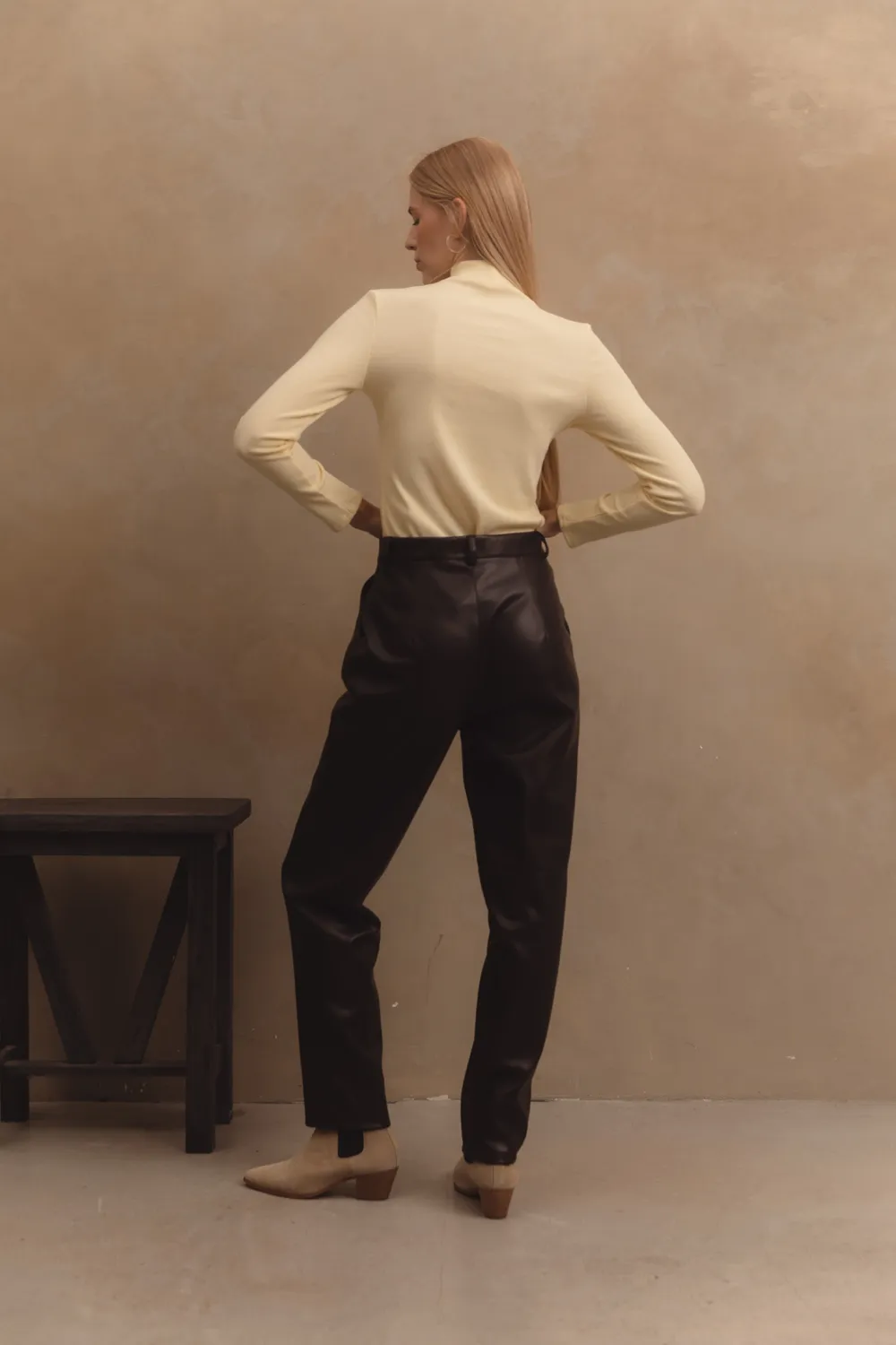 Eco-leather straight trousers in color 