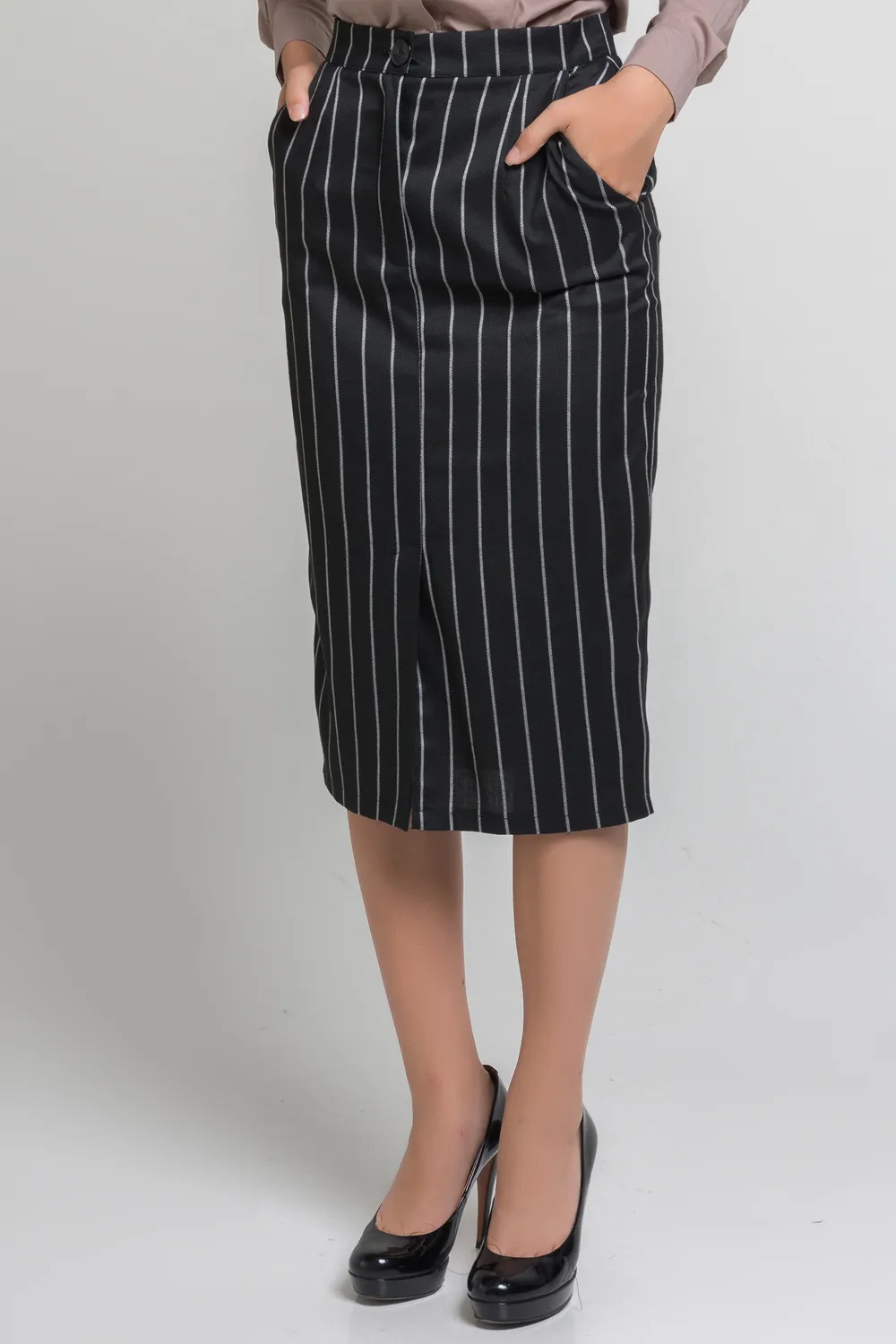 Striped midi skirt with pockets and front cutout.